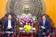 Chủ tịch Ủy ban Nhân dân tỉnh Tây Ninh Lê Văn Hẳn tiếp ông Rogelio Polanco Fuentes, Đại sứ Đặc mệnh toàn quyền Cộng hòa Cuba tại Việt Nam. (Ảnh: Thanh Bình/TTXVN)