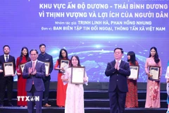 Đại diện nhóm tác giả Ban biên tập tin Đối ngoại (Thông tấn xã Việt Nam) nhận giải Nhất Giải thưởng toàn quốc về thông tin đối ngoại lần thứ 10. (Ảnh: Phương Hoa/TTXVN)