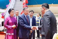 Các quan chức tỉnh Udon Thani đón Tổng Bí thư, Chủ tịch nước Tô Lâm và Phu nhân tại sân bay quốc tế Udon Thani. (Ảnh: Thống Nhất/TTXVN)