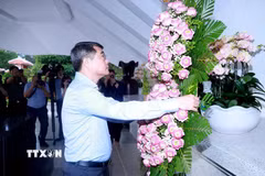Thủ tướng Lê Minh Hưng dâng hương, hoa tại Khu di tích Nguyễn Sinh Sắc (phường Cao Lãnh, tỉnh Đồng Tháp). (Ảnh: Dương Giang/TTXVN)