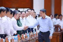 Thủ tướng Lê Minh Hưng với lãnh đạo tỉnh Đồng Tháp. (Ảnh: Dương Giang/TTXVN)