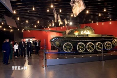 Chủ tịch Hạ viện Jordan Mazen Turki El Qadi tham quan các khu trưng bày tại Bảo tàng Lịch sử Quân sự Việt Nam. (Ảnh: Tuấn Anh/TTXVN)