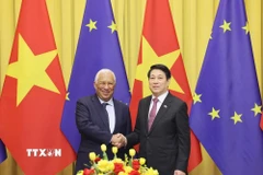 Chủ tịch nước Lương Cường và Chủ tịch Hội đồng châu Âu Antonio Costa dự hội đàm. (Ảnh: Lâm Khánh/TTXVN)