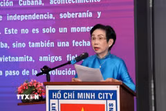 Bà Trương Thị Hiền, Chủ tịch Hội hữu nghị Việt Nam-Cuba Thành phố Hồ Chí Minh, phát biểu chúc mừng. (Ảnh: Xuân Khu/TTXVN)