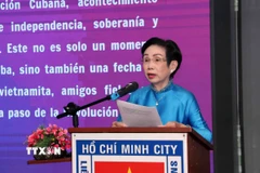 Bà Trương Thị Hiền, Chủ tịch Hội hữu nghị Việt Nam-Cuba Thành phố Hồ Chí Minh, phát biểu chúc mừng. (Ảnh: Xuân Khu/TTXVN)