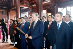 Tổng Bí thư Tô Lâm và thành viên Đoàn công tác dâng hương tưởng niệm Chủ tịch Hồ Chí Minh tại Khu Di tích Quốc gia Đặc biệt Kim Liên. (Ảnh: Thống Nhất/TTXVN)