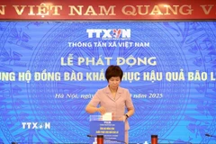 Tổng Giám đốc TTXVN Vũ Việt Trang ủng hộ đồng bào khắc phục hậu quả bão lũ. (Ảnh: Tuấn Anh/TTXVN)