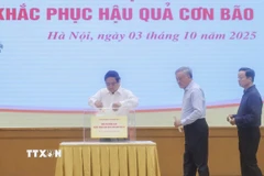 Thủ tướng Phạm Minh Chính và các Phó Thủ tướng quyên góp, ủng hộ đồng bào khắc phục hậu quả bão số 10. (Ảnh: Dương Giang/TTXVN)