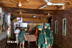 Cán bộ, chiến sỹ Bộ Chỉ huy Quân sự tỉnh Tuyên Quang giúp bà con nhân dân trên địa bàn phường Hà Giang 1 và Hà Giang 2 di chuyển đồ đạc, tài sản bị ngập lũ. (Ảnh: Minh Tâm/TTXVN)