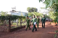 Lực lượng công an cơ sở đến tận nhà để vận động, giúp đỡ những người lầm lỡ muốn trở về sinh hoạt tôn giáo chính thống. (Ảnh: Hồng Điệp/TTXVN)