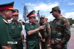 Thượng tướng Hoàng Xuân Chiến, Thứ trưởng Bộ Quốc phòng kiểm tra trang thiết bị quân dụng của Lực lượng Biên phòng Campuchia phục vụ cho Chương trình Giao lưu hữu nghị quốc phòng biên giới 2 nước. (Ảnh: Minh Phú/TTXVN)