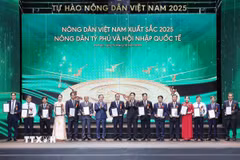 Chủ tịch nước Lương Cường và Chủ tịch Hội Nông dân Việt Nam Lương Quốc Đoàn trao Danh hiệu Nông dân Việt Nam xuất sắc năm 2025. (Ảnh: Lâm Khánh/TTXVN)
