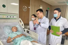 Thầy thuốc ưu tú-Tiến sỹ-bác sỹ Vũ Trung Trực - Phó Trưởng khoa Phẫu thuật Hàm mặt, Tạo hình-Thẩm mỹ thăm khám người bệnh sau phẫu thuật. (Nguồn: Bệnh viện Việt Đức)