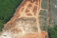 Ông L.Q.H, có hành vi làm biến dạng gần 1ha đất. (Ảnh: Đậu Tất Thành/TTXVN)