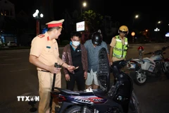 Đối tượng Trần Văn Trưởng (thứ 2 từ trái sang) sinh năm 1996, thường trú tại xã Tân Hưng, tỉnh Hưng Yên bị lực lượng chức năng bắt giữ. (Ảnh: TTXVN phát)