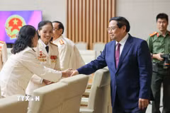 Thủ tướng Phạm Minh Chính gặp mặt Ban liên lạc Công an chi viện chiến trường miền Nam. (Ảnh: Dương Giang/TTXVN)