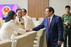 Thủ tướng Phạm Minh Chính gặp mặt Ban liên lạc Công an chi viện chiến trường miền Nam. (Ảnh: Dương Giang/TTXVN)