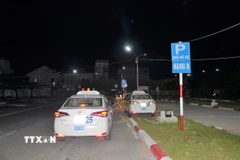 Các học viên thực hành phần thi nội dung sa hình tại một trung tâm sát hạch lái xe tối 29/7. (Ảnh: Linh Sơn/TTXVN)