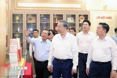 Tổng Bí thư Tô Lâm thăm Phòng truyền thống của Ban Tuyên giáo và Dân vận Trung ương (Hà Nội, 11/6/2025). (Ảnh: Thống Nhất/TTXVN)