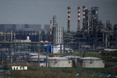 Nhà máy lọc dầu của công ty Gazprom ở ngoại ô Moskva, Nga. (Ảnh: AFP/TTXVN)