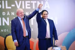 Thủ tướng Phạm Minh Chính và Tổng thống Brazil Luiz Inácio Lula da Silva tham dự Diễn đàn kinh tế Việt Nam-Brazil. (Ảnh: Dương Giang/TTXVN)
