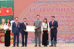 Lãnh đạo Cục Di sản văn hóa trao Quyết định của Bộ Văn hóa, Thể thao và Du lịch về việc đưa Lễ hội Tết Doi của người Mường xã Thu Cúc vào Danh mục Di sản Văn hóa Phi vật thể Quốc gia cho lãnh đạo xã. (Nguồn: Báo Phú Thọ)