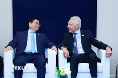 Thủ tướng Phạm Minh Chính gặp Chủ tịch lâm thời WEF Peter Brabeck-Letmathe. (Ảnh: Dương Giang/TTXVN)