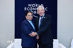 Thủ tướng Phạm Minh Chính gặp Chủ tịch lâm thời WEF Peter Brabeck-Letmathe. (Ảnh: Dương Giang/TTXVN)