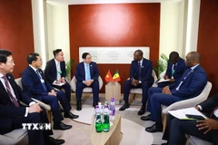 Thủ tướng Phạm Minh Chính gặp Thủ tướng Senegal Ousmane Sonko. (Ảnh: Dương Giang/TTXVN)