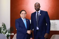 Thủ tướng Phạm Minh Chính gặp Thủ tướng Senegal Ousmane Sonko. (Ảnh: Dương Giang/TTXVN)