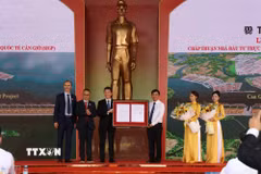 Đại diện lãnh đạo Ủy ban Nhân dân Thành phố Hồ Chí Minh trao quyết định chấp thuận đầu tư dự án Cảng trung chuyển quốc tế Cần Giờ cho Liên danh nhà đầu tư. (Ảnh: Hồng Đạt/TTXVN)