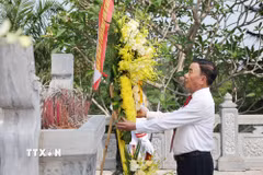 Thường trực Ban Bí thư Trần Cẩm Tú dâng hoa tại Nghĩa trang Liệt sỹ Quốc gia Nầm. (Ảnh: Phương Hoa/TTXVN)
