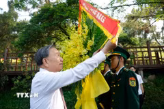 Tổng Bí thư, Chủ tịch nước Tô Lâm dâng hoa tưởng niệm Đại tướng Võ Nguyên Giáp. (Ảnh: Thống Nhất/TTXVN)