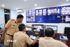 Trung tâm Giám sát giao thông Công an Thành phố Hồ Chí Minh theo dõi, giám sát các phương tiện vi phạm trật tự, an toàn giao thông qua hình ảnh. (Ảnh: Hồng Đạt/TTXVN)