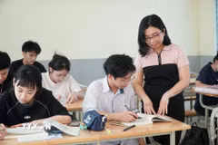 Hiện nay, việc lựa chọn môn thi tốt nghiệp THPT của học sinh đang có sự điều chỉnh theo hướng gắn liền với tổ hợp xét tuyển của các trường đại học và yêu cầu của thị trường lao động. (Ảnh: Bích Huệ/TTXVN)