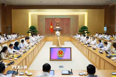 Thủ tướng Lê Minh Hưng làm việc với lãnh đạo Ngân hàng Nhà nước. (Ảnh: Dương Giang/TTXVN)