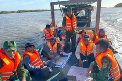 Lực lượng cứu hộ thuộc Bộ đội Biên phòng Sóc Trăng cứu nạn đưa 7 công nhân vào bờ an toàn. (Ảnh: TTXVN phát)