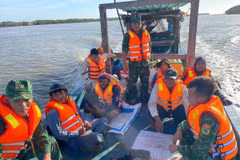 Lực lượng cứu hộ thuộc Bộ đội Biên phòng Sóc Trăng cứu nạn đưa 7 công nhân vào bờ an toàn. (Ảnh: TTXVN phát)