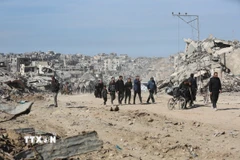 Người dân trở về nhà ở phía bắc Dải Gaza, sau khi lệnh ngừng bắn giữa Israel và Phong trào Hồi giáo Hamas có hiệu lực. (Ảnh: THX/TTXVN)
