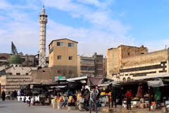 Người dân tại một khu chợ ở Hama, Syria. (Ảnh: THX/TTXVN)