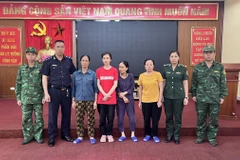 Nhóm đối tượng vận chuyển trái phép 30 vạn nhân dân tệ qua biên giới. (Ảnh: TTXVN phát)