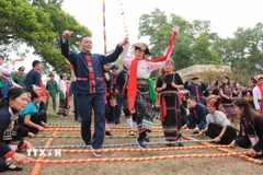 Đồng bào các dân tộc tham dự điệu múa xòe. (Ảnh: Hoàng Hiếu/TTXVN)