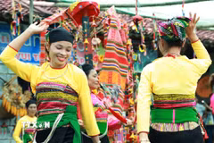 Đồng bào dân tộc Mường (Thanh Hóa) tái hiện lễ hội Pồôn Pôông. (Ảnh: Vân Chi/TTXVN)