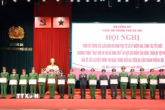 Đại tướng Lương Tam Quang, Bộ trưởng Bộ Công an trao Bằng khen cho các cá nhân và tập thể có thành tích xuất sắc. (Ảnh: Phạm Kiên/TTXVN)