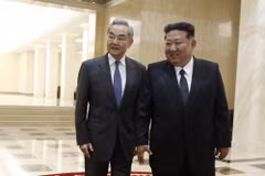 Nhà lãnh đạo Triều Tiên Kim Jong Un tiếp Bộ trưởng Ngoại giao Trung Quốc Vương Nghị (trái). (Nguồn: Xinhua)