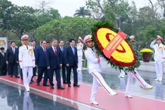 Đoàn đại biểu lãnh đạo, nguyên lãnh đạo Đảng, Nhà nước do Tổng Bí thư Tô Lâm dẫn đầu đến đặt vòng hoa tưởng niệm các Anh hùng liệt sỹ. (Ảnh: Phạm Kiên/TTXVN)