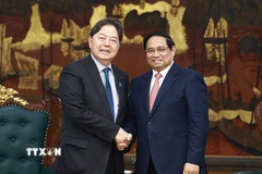 Thủ tướng Phạm Minh Chính và ông Hayashi Yoshimasa, Bộ trưởng Nội vụ và Truyền thông Nhật Bản. (Ảnh: Dương Giang/TTXVN)