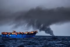 Người di cư chờ được giải cứu trên Địa Trung Hải, ngoài khơi bờ biển Libya. (Ảnh: Getty Images/TTXVN)