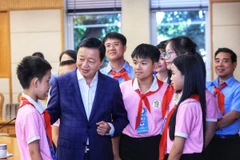 Phó Thủ tướng Trần Hồng Hà thăm hỏi, động viên các em thiếu nhi Cháu ngoan Bác Hồ tỉnh Hà Tĩnh. (Ảnh: Tuấn Anh/TTXVN)