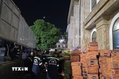 Trong số hơn 100 tấn hàng hóa tiếp nhận đợt 2 đã có 60 tấn được vận chuyển trong đêm 24/11. (Ảnh: Thanh Vân/TTXVN)